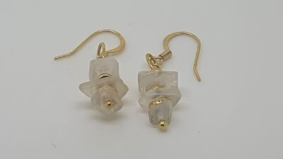 Boucles d'oreilles dorées et pierres blanches